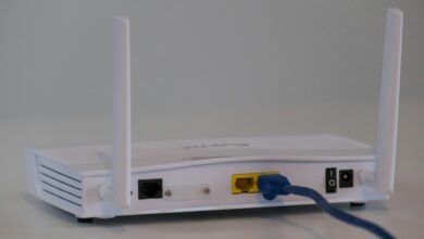 Imagen de un router de telecomunicaciones con un sello de prohibición