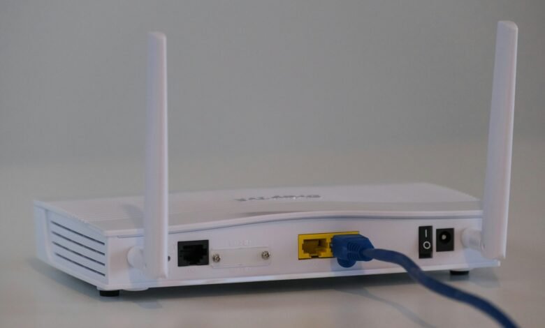 Imagen de un router de telecomunicaciones con un sello de prohibición