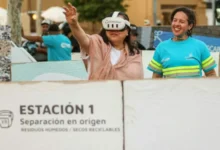 Imagen de la Isla Encantada del Parque Sarmiento con personas participando en la Cumbre Barrial de Economía Circular