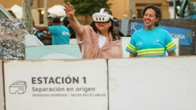 Imagen de la Isla Encantada del Parque Sarmiento con personas participando en la Cumbre Barrial de Economía Circular