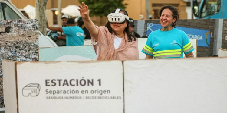 Imagen de la Isla Encantada del Parque Sarmiento con personas participando en la Cumbre Barrial de Economía Circular