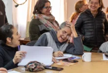 Emprendedores participando en un curso virtual de economía social