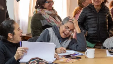 Emprendedores participando en un curso virtual de economía social