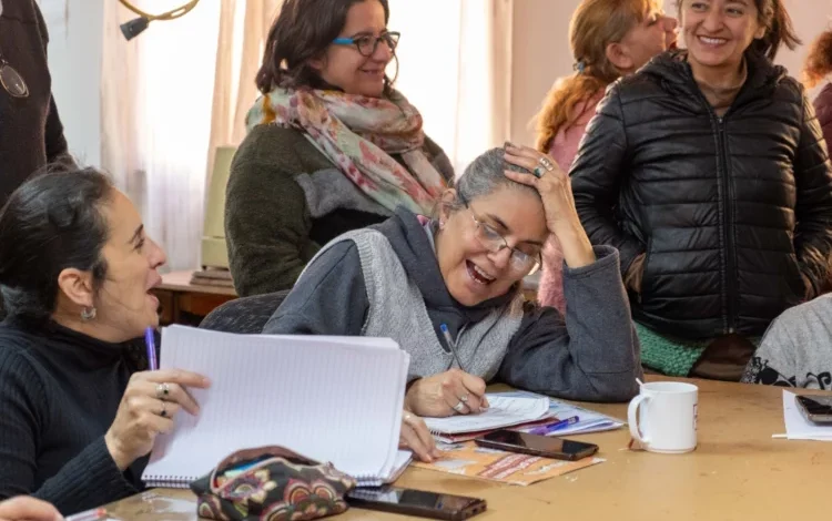 Emprendedores participando en un curso virtual de economía social
