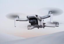 Imagen del DJI Mini 4K en vuelo, destacando su diseño compacto y cámara de 4K