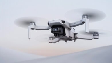 Imagen del DJI Mini 4K en vuelo, destacando su diseño compacto y cámara de 4K