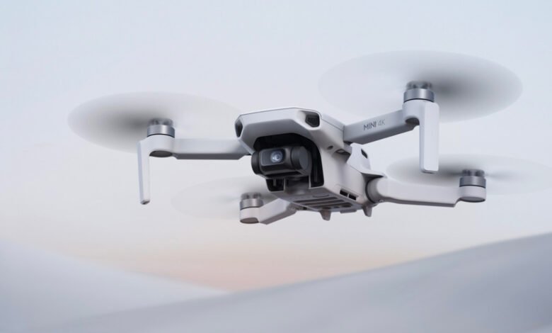 Imagen del DJI Mini 4K en vuelo, destacando su diseño compacto y cámara de 4K