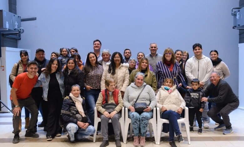 Familias recibiendo sus títulos de propiedad en Córdoba