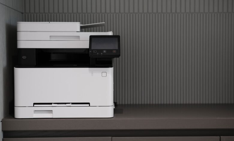 Imagen de una impresora conectada a un ordenador con Windows 11