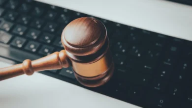Imagen de un juez y abogados en una sala de tribunal con una pantalla de computadora mostrando el logo de ChatGPT