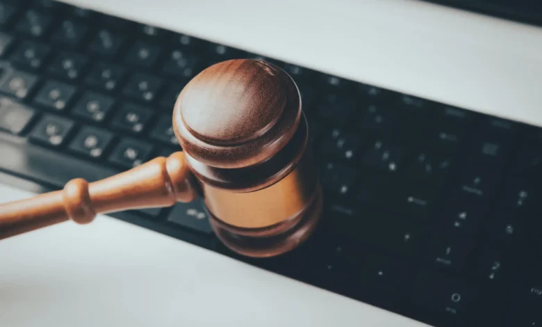 Imagen de un juez y abogados en una sala de tribunal con una pantalla de computadora mostrando el logo de ChatGPT