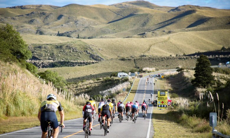 Ciclistas en la ruta de L’Étape Argentina en Córdoba