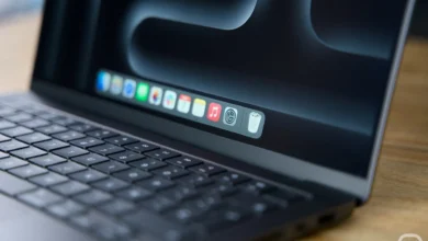 Imagen de un teclado QWERTY sobre una mesa de trabajo