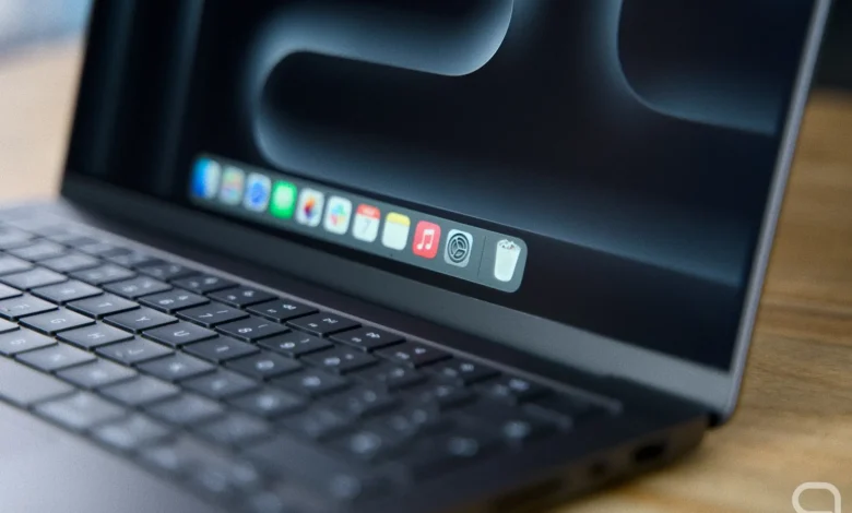 Imagen de un teclado QWERTY sobre una mesa de trabajo