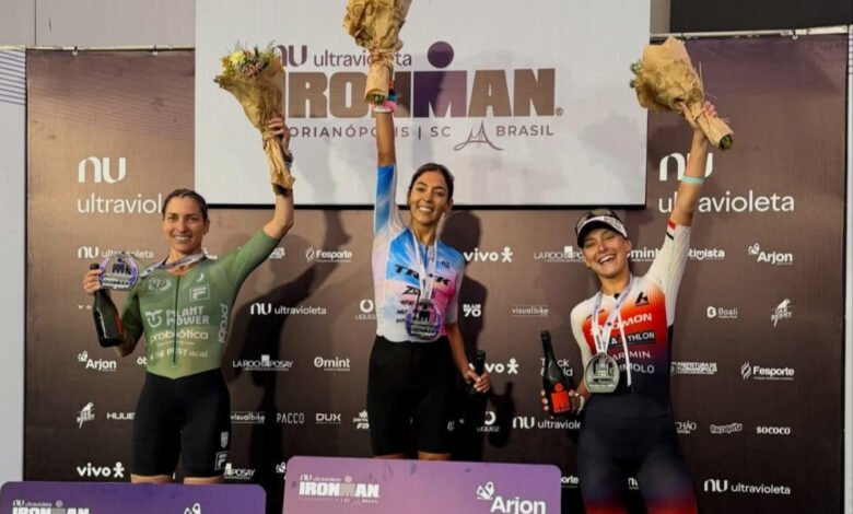 Romina Biagioli cruzando la meta del IRONMAN Brasil 2026