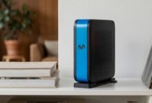 Router de Movistar sobre una mesa con fondo de cables y dispositivos electrónicos