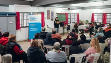 Personas mayores asistiendo a un taller de ciudadanía digital