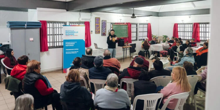 Personas mayores asistiendo a un taller de ciudadanía digital