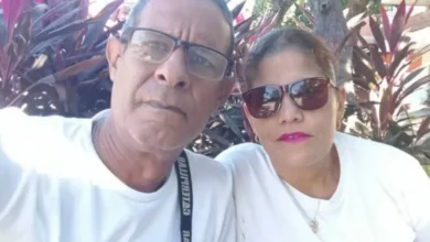 Imagen de una persona buscando a sus familiares después de un terremoto