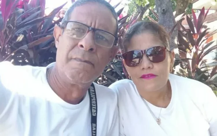 Imagen de una persona buscando a sus familiares después de un terremoto