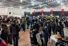Estudiantes y docentes participando en la feria de ciencias en Laguna Larga