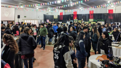 Estudiantes y docentes participando en la feria de ciencias en Laguna Larga