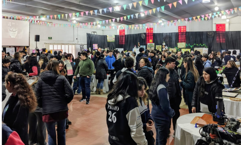 Estudiantes y docentes participando en la feria de ciencias en Laguna Larga