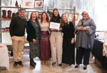 Grupo de emprendedoras sonrientes con sus diplomas en la mano