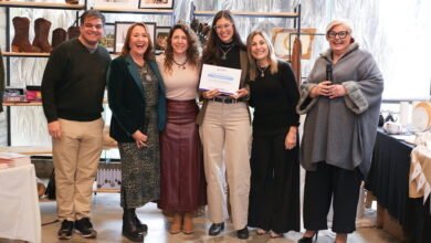 Grupo de emprendedoras sonrientes con sus diplomas en la mano