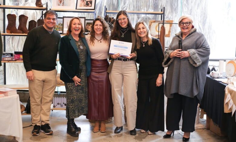 Grupo de emprendedoras sonrientes con sus diplomas en la mano