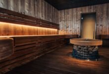 Persona relajada en una sauna
