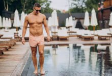 Persona en la playa con un bañador