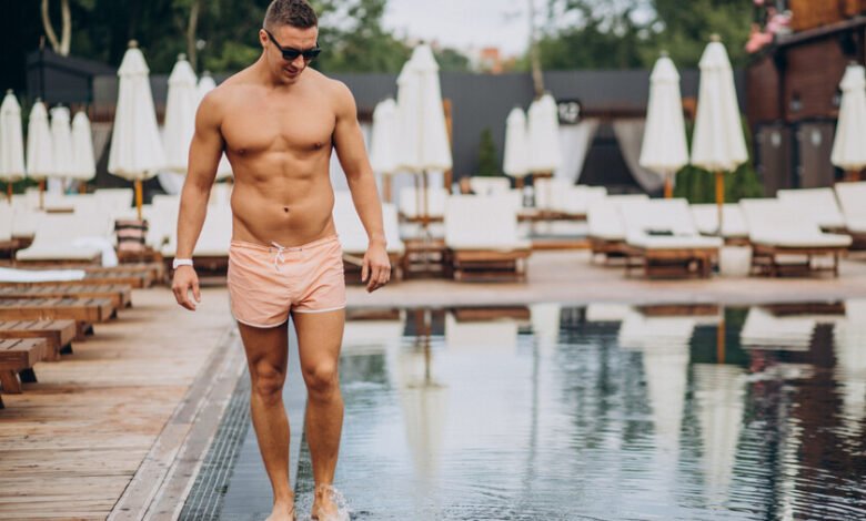 Persona en la playa con un bañador