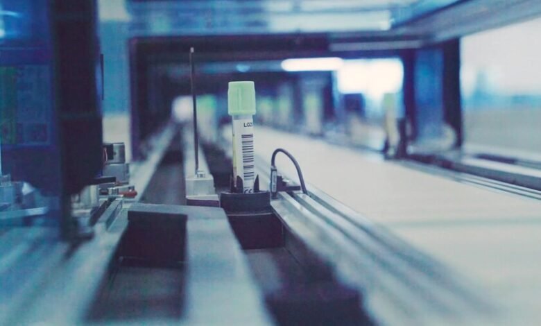 Imagen de un laboratorio de investigación con equipos de alta tecnología