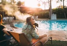 Imagen de una terraza sin humo, con mesas y sillas vacías