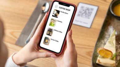 Imagen de una persona utilizando una aplicación móvil de compras virtuales