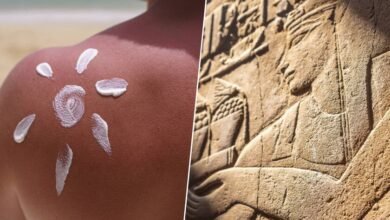Imagen de una persona aplicando protector solar en la playa