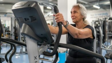 Persona envejeciendo realizando ejercicio en un parque