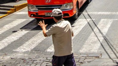 Persona agradeciendo a un conductor en un cruce peatonal