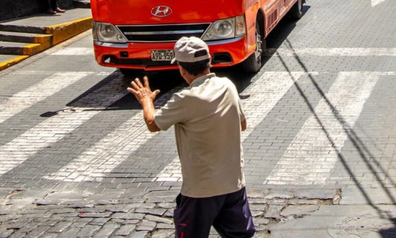 Persona agradeciendo a un conductor en un cruce peatonal