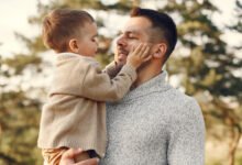 Padre y bebé sonriendo juntos