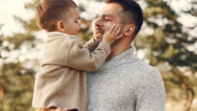 Padre y bebé sonriendo juntos