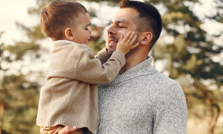Padre y bebé sonriendo juntos