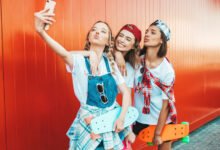 Adolescentes pasando tiempo con amigos, simbolizando la importancia de la independencia y las relaciones sociales en esta etapa de la vida.