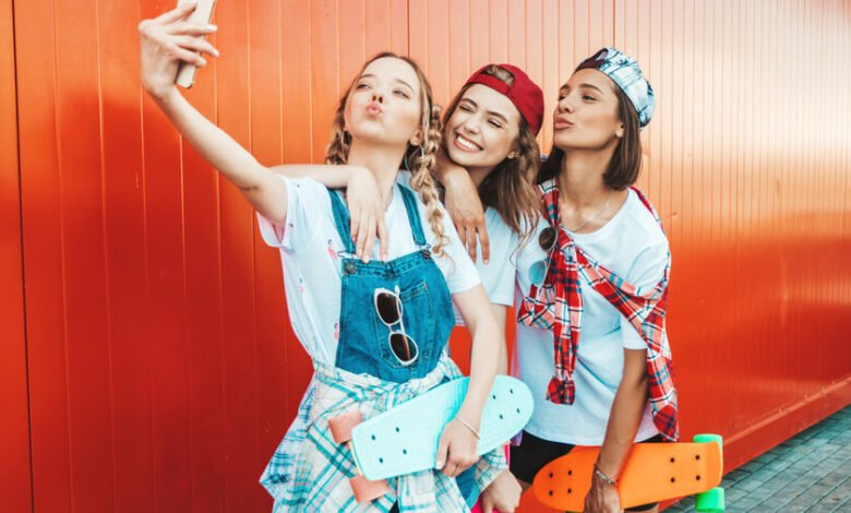 Adolescentes pasando tiempo con amigos, simbolizando la importancia de la independencia y las relaciones sociales en esta etapa de la vida.