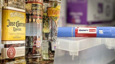 Imagen de una botella de alcohol con un medicamento al lado, simbolizando la relación entre Ozempic y el consumo de alcohol