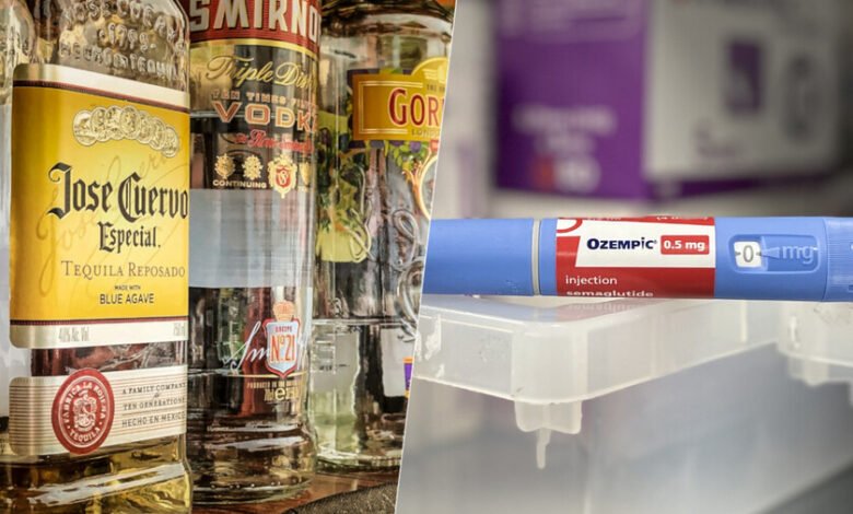 Imagen de una botella de alcohol con un medicamento al lado, simbolizando la relación entre Ozempic y el consumo de alcohol
