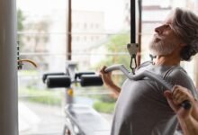 Persona realizando ejercicio de fuerza en un gimnasio