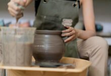 Persona creando cerámica en un taller de arte