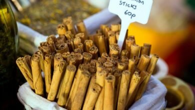 Imagen de una cucharada de canela sobre una superficie de madera